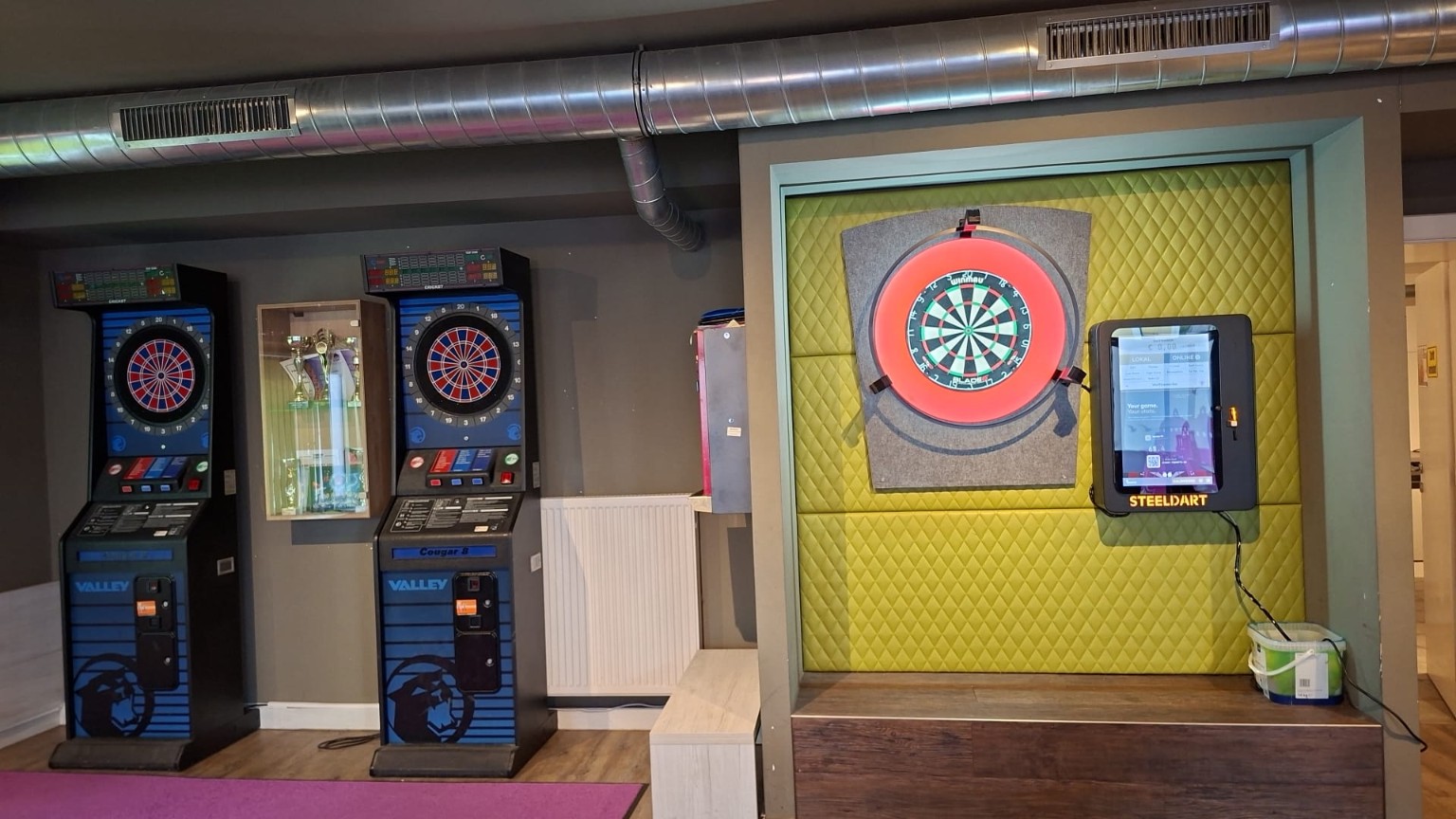 Zwei E-Dartautomaten und eine professionelle Steeldart-Anlage mit automatischer Punktezählung