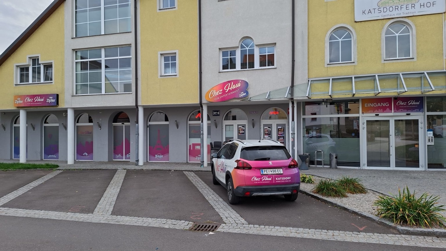 Chez Haui Pub im Katsdorfer Hof mit Eingang und Parkplätzen